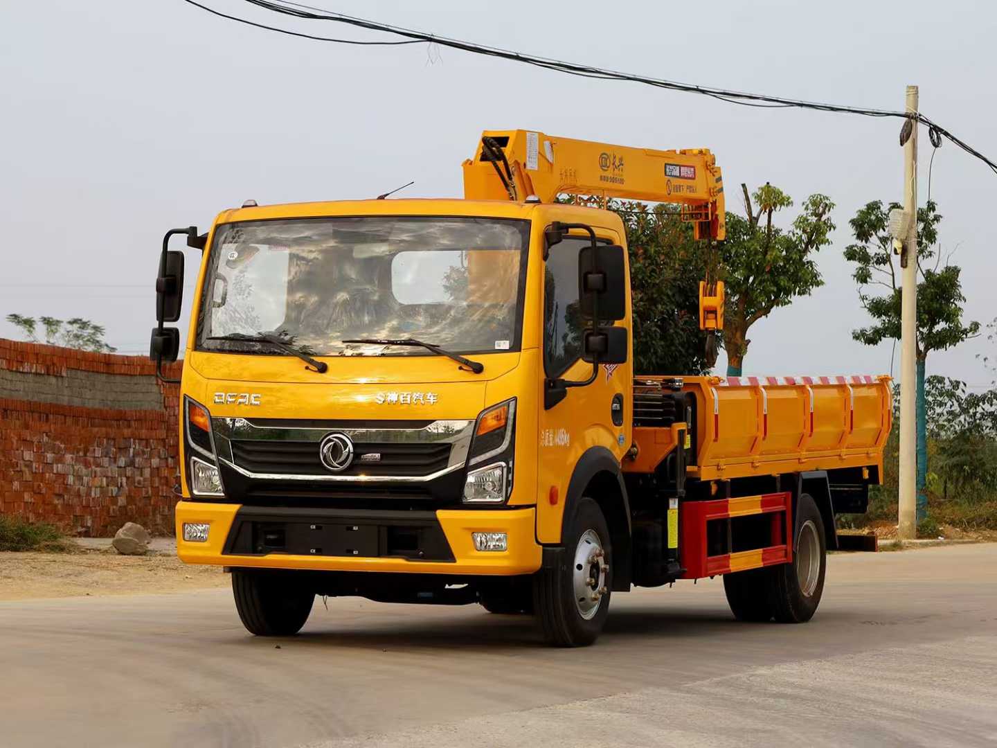 合法合規(guī)東風(fēng)多利卡D6重載版藍(lán)牌隨車吊特價(jià)來(lái)襲